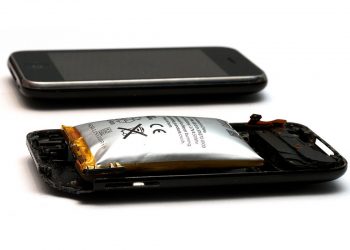 De batterij van de smartphone is opgezwollen: waarom gebeurt dit en wat te doen?